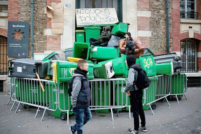 Des poubelles entassées devant l'entrée du lycée Dorian pour protester contre les violences policières, le 23 février 2017 à Paris - GEOFFROY VAN DER HASSELT [AFP]