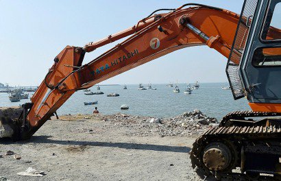 Un bulldozer sur les rives de la baie de Bombay, le 4 janvier 2017 - Indranil MUKHERJEE [AFP]