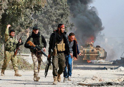 Des rebelles syriens pro-turcs le 22 février 2017, dans la ville d'Al-Bab dans la province septentrionale d'Alep et à 25 kilomètres au sud de la frontière turque - Maan al-Shanan [AFP]