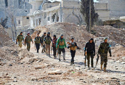 Des rebelles syriens appuyés par la Turquie  dans le cadre de l'opération "Bouclier de l'Euphrate", le 20 février 2017 à Al-Bab - Nazeer al-Khatib [AFP]