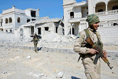 Des rebelles syriens appuyés par la Turquie  dans le cadre de l'opération "Bouclier de l'Euphrate", le 20 février 2017 à Al-Bab - Nazeer al-Khatib [AFP]