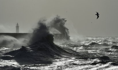 La tempête "Doris", qui mêle pluies et rafales de vent atteignant 150 km/h, frappait jeudi 23 février plusieurs régions du sud au nord du Royaume-Uni, dont Londres - GLYN KIRK [AFP]