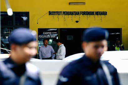 La police malaisienne devant l'institut médico-légal de Kuala Lumpur le 15 février 2017 - MANAN VATSYAYANA [AFP/Archives]
