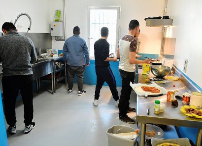 Des détenus cuisinent à la Maison d'arrêt de Mont-de-Marsan, le 26 janvier 2017 - GEORGES GOBET [AFP]