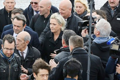 Marine Le Pen suivie de son garde du corps Thierry Légier   le 13 février 2017 à Menton - VALERY HACHE [AFP]
