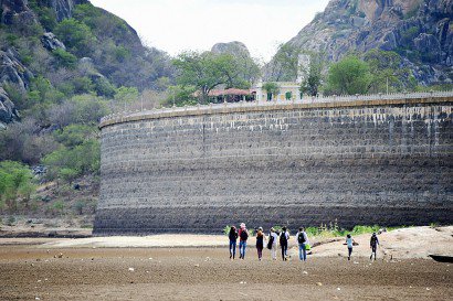 Des chercheurs de l'Université de Quixada sur le lac artificiel du Cèdre, totalement asséché, le 8 février 2017 à Quixada, dans le nord-est du Brésil - EVARISTO SA [AFP]