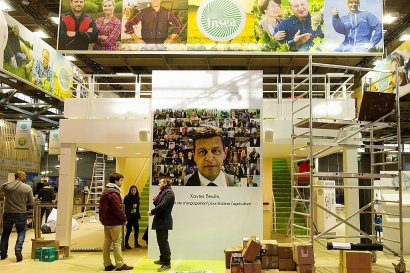 Un portrait de Xavier Beulin, président de la FNSEA  décédé le week-end passé, a été installé sur le stand du premier syndicat agricole du pays, le 24 février 2017 - JOEL SAGET [AFP]