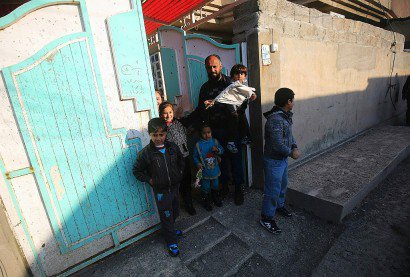 Une famille devant sa maison après l'entrée des forces irakiennes dans un quartier sud de Mossoul, le 24 février 2017 - AHMAD AL-RUBAYE [AFP]