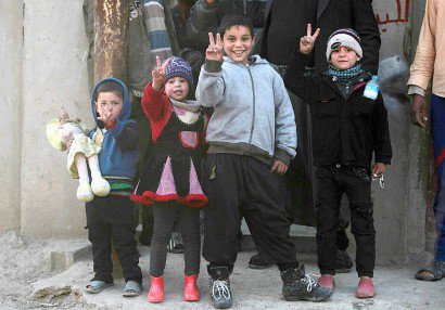 Des enfants vont le signe de la victoire après l'entrée des forces irakiennes dans un quartier sud de Mossoul, le 24 février 2017 - AHMAD AL-RUBAYE [AFP]