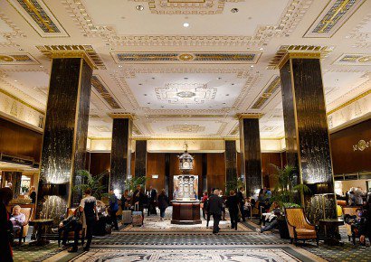 Le grandiose hall d'entrée Art déco du Waldorf Astoria, mythique hôtel de New York, le 24 février 2017 - TIMOTHY A. CLARY [AFP]