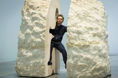 L'artiste Abraham Poincheval dans un rocher au Palais de Tokyo à Paris le 22 février 2017 - JOEL SAGET [AFP]