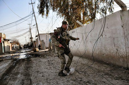 Un membre de la Force d'intervention rapide lors de l'offensive des forces irakiennes pour reprendre Mossoul aux jihadistes de l'EI, le 24 février 2017 - ARIS MESSINIS [AFP]