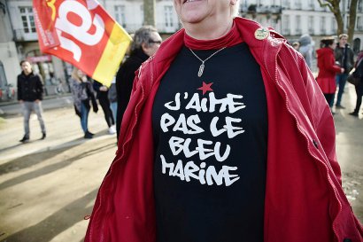 Un manifestant porte un T-shirt anti Marine Le Pen pour protester contre la venue la candidate d'extrême droite à la présidentielle, le 25 février 2017 à Nantes - JEAN-SEBASTIEN EVRARD [AFP]