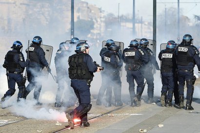 Affrontements entre les CRS et des manifestants anti FN à Nantes, le 25 février 2017 - JEAN-SEBASTIEN EVRARD [AFP]