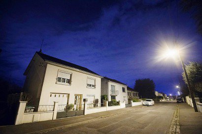 Le 24 février 2017, photo de la maison d'une famille de quatre personnes d'Orvault, au nord de Nantes, qui a disparu mystérieusement de son domicile où des traces de sang ont été découvertes - JEAN-SEBASTIEN EVRARD [AFP]