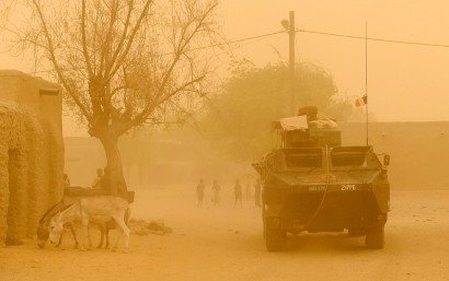 Un véhicule blindé du 93e régiment d'artillerie de montagne de la force française Barkhane quitte Goundam dans la région de Tombouctou au Mali le 3 juin 2015 - PHILIPPE DESMAZES [AFP/Archives]