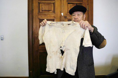 Pan Hsin-hsing montre un sous-vêtement de son père, victime de la "Terreur blanche" à Taipei le 8 février 2017 - SAM YEH [AFP]