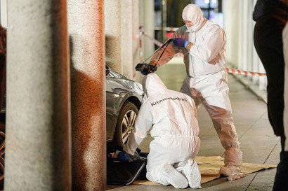 Des policiers relèvent des indices sur le véhicule qui a foncé sur les passants, le 25 février 2017 à Heidelberg - Thomas Lohnes [AFP]