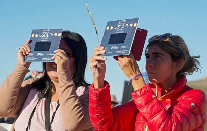Des femmes se préparent à observer une éclipse annulaire de Soleil, le 26 février 2017 près de Sarmiento en Argentine - ALEJANDRO PAGNI [AFP]
