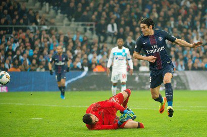 L'attaquant parisien Edinson Cavani bat de près le gardien Yohann Pelé de Marseille pour le 2e but du PSG, le 26 février 2017 au Vélodrome - BERTRAND LANGLOIS [AFP]