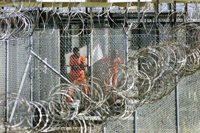 Des détenus de la prison de Guantanamo, le 27 janvier 2002 à Cuba - J. SCOTT APPLEWHITE [AP POOL/AFP/Archives]