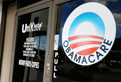 Le logo Obamacare sur la vitrine d'une agence d'assurance santé, le 10 janvier 2017 à Miami, en Floride - RHONA WISE [AFP/Archives]