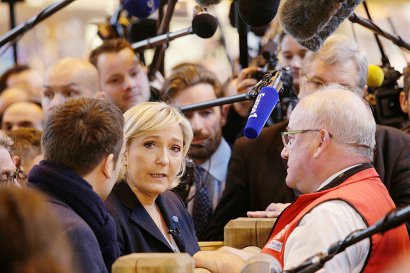 Marine Le Pen en visite au Salon de l'agriculture le 28 février 2017 à Paris - GEOFFROY VAN DER HASSELT [AFP]