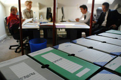 Des employés du Conseil Constitutionnel enregistrent des parrainages d'élus pour les candidats à l'élection présidentielle, le 13 mars 2007 à Paris - MARTIN BUREAU [AFP]