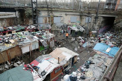 Campement de Roms évacué par la police sur les rails désaffectés de la Petite ceinture, près de la Porte de la Chapelle, dans le nord de Paris, le 28 février 2017 - GEOFFROY VAN DER HASSELT [AFP]