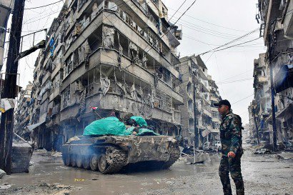 Un tank des forces pro-régime dans le quartier Jisr al-Haj, durant l'offensive des forces anti-rebelles pour reprendre la partie est d'Alep, le 14 décembre 2016. - George OURFALIAN [AFP/Archives]
