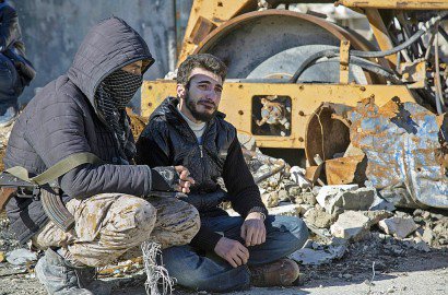 Un homme pleure pendant l'évacuation de combattants rebelles et de leurs famille, le 15 décembre 2016 à Alep - KARAM AL-MASRI [AFP]