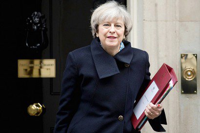 La Première ministre britannique Theresa May, devant le 10 Downing, le 1er mars 2017 à Londres - Justin TALLIS [AFP]