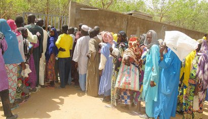 Des habitants du Cameroun qui ont dû quitter leurs foyers font al queue pour recevoir de la nourriture dans un camp à Kolofata le 22 février 2017 - Reinnier KAZE [AFP/Archives]