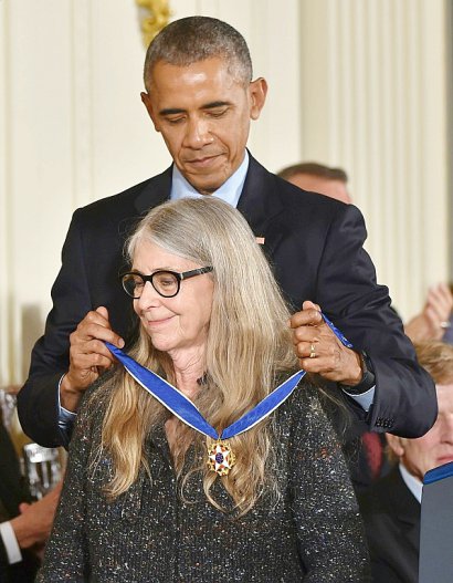 Barack Obama décore la mathématicienne et informaticienne Margaret Hamilton avec la Médaille présidentielle de la liberté à Washington, le 22 novembre 2016 - Nicholas Kamm [AFP/Archives]