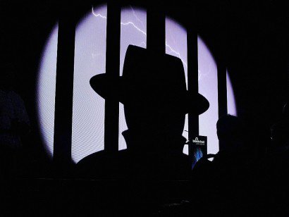 Dans le jargon informatique, les chapeaux noirs ou black hat sont les créateurs de virus, cyber-espions, cyber-terroristes ou cyber-escrocs, alors que les chapeaux blancs  vérifient le niveau de sécurité des systèmes - GLENN CHAPMAN [AFP/Archives]