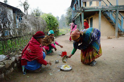 Les Népalaises Pabitra Giri (g) et Yum Kumari Giri (d) se préparent à dîner à l'extérieur de leur maison, pendant la chhaupadi, l'exil imposé aux femmes pendant leur cycle menstruel, le 3 février 2017 à Surkhet, à l'ouest de Katmandou - PRAKASH MATHEMA [AFP]