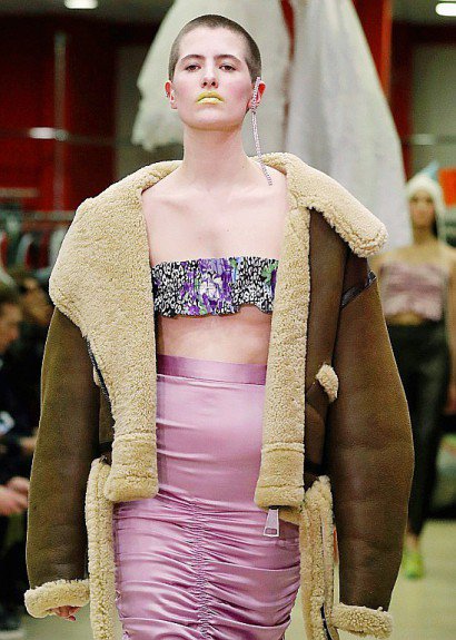 Un modèle de la marque Neith Nyer présenté dans une friperie lors de la Fashion Week de Paris le 1er mars 2017 - FRANCOIS GUILLOT [AFP]