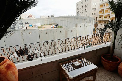 La vue d'une chambre de l'hôtel "Walled Off ", récemment ouvert par Banksy à Bethléem dans les Territoires palestiniens et jouxtant le mur de séparation construit par Israël, le 3 mars 2017 - Thomas COEX [AFP]