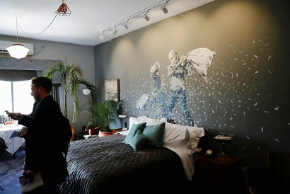 Une chambre de l'hôtel "Walled Off ", récemment ouvert par Banksy à Bethléem dans les Territoires palestiniens et jouxtant le mur de séparation construit par Israël, le 3 mars 2017 - Thomas COEX [AFP]
