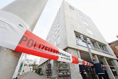 Des policiers devant la mairie de Gaggenau évacuée après une alerte à la bombe, le 3 mars 2017 dans le sud-ouest de l'Allemagne - Uli Deck [dpa/AFP]