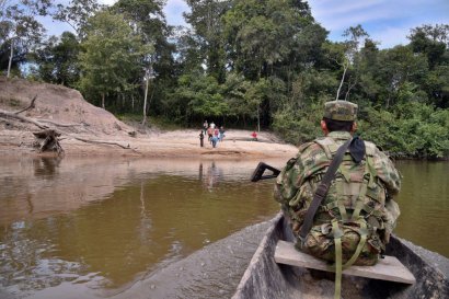Un soldat surveille une ferme de cacao près de Guerima, dans le "triangle du mal", en Colombie, le 17 février 2017 - GUILLERMO LEGARIA [AFP]