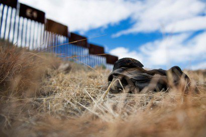 Une chaussure près de la frontière entre le Mexique et les Etats-Unis à Nogales, le 17 février 2017 - JIM WATSON [AFP]