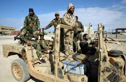 Des soldats des troupes du maréchal Haftar patrouillent dans les environs de Benghazi, le 28 janvier 2017 en Libye - Abdullah DOMA [AFP]
