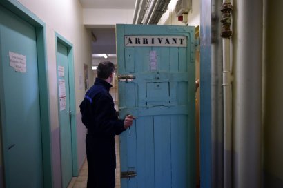 Un gardien discute avec un détenu, à la maison d'arrêt de Carcassonne, le 23 février 2017 - Rémy GABALDA [AFP]