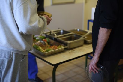 Des détenus déjeunent, à la maison d'arrêt de Carcassonne, le 23 février 2017 - Rémy GABALDA [AFP]
