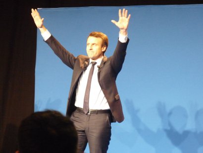 Après plus d'une heure de discours, Emmanuel Macron termine son meeting, sous les applaudissements de la foule - Margaux Rousset