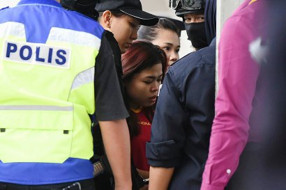 L'Indonésienne Siti Aisyah (c), inculpée pour l'assassinat de Kim Jong-Nam, demi-frère du leader nord-coréen Kim Jong-Un, est escortée par des policiers, le 1er mars 2017 à Sepang, en Malaisie - MOHD RASFAN [AFP/Archives]