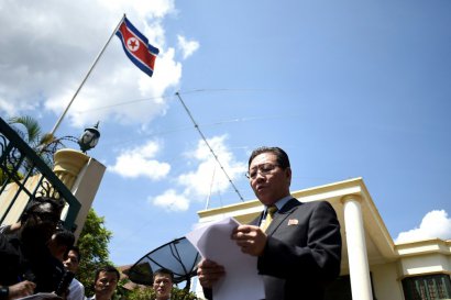 L'ambassadeur nord-coréen Kang Chol s'adresse aux journalistes devant l'ambassade de Corée du Nord, le 20 février 2017 à Kuala Lumpur, en Malaisie - MANAN VATSYAYANA [AFP/Archives]