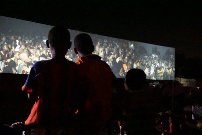 Des enfants assistent à une projection en plein air lors du 25e festival de cinéma de Ouagadougou (le Fespaco), le 28 février 2017 - ISSOUF SANOGO [AFP]
