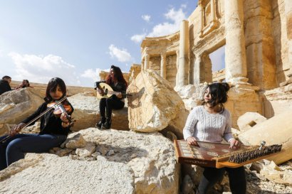 Des musiciennes syriennes jouent sur la scène du théâtre antique de Palmyre, le 4 mars 2017 lors d'une visite organisée par l'armée syrienne pour les journalistes - Louai Beshara [AFP]